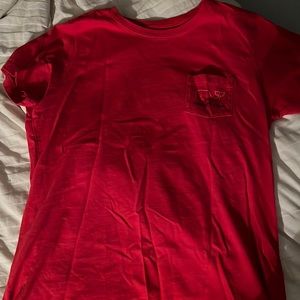 Red vineyard vines t shirt